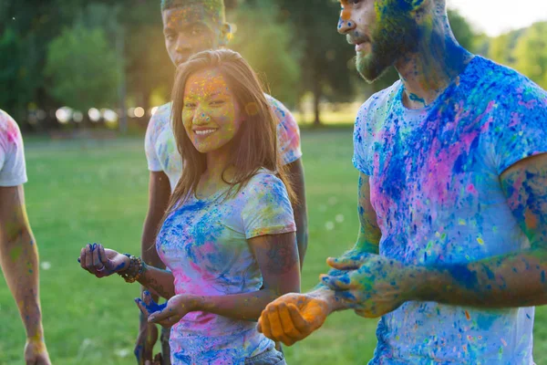 Grupa Nastolatków Grać Kolorów Podczas Festiwalu Holi Parku — Zdjęcie stockowe