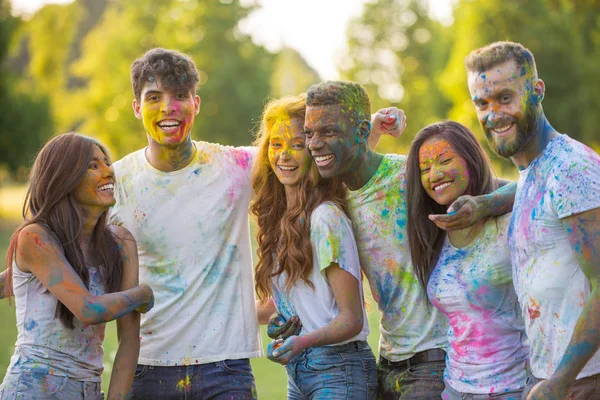 Groep Van Tieners Spelen Met Kleuren Het Holi Festival Een — Stockfoto