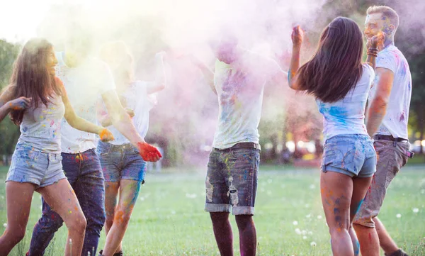 Ομάδα Έφηβοι Παίζουν Χρώματα Στο Holi Φεστιβάλ Ένα Πάρκο — Φωτογραφία Αρχείου