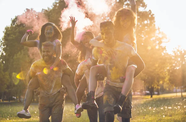 Group Teens Playing Colors Holi Festival Park — Stock Photo, Image