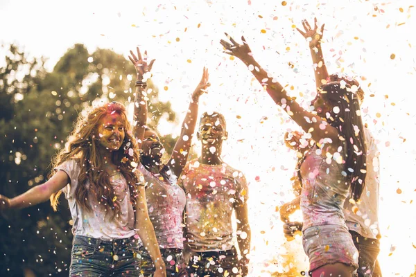 Grupp Tonåringar Leker Med Färger Holi Festival Park — Stockfoto