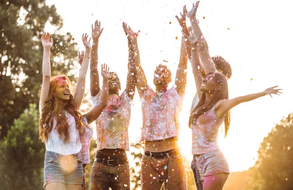 Groep Van Tieners Spelen Met Kleuren Het Holi Festival Een — Stockfoto