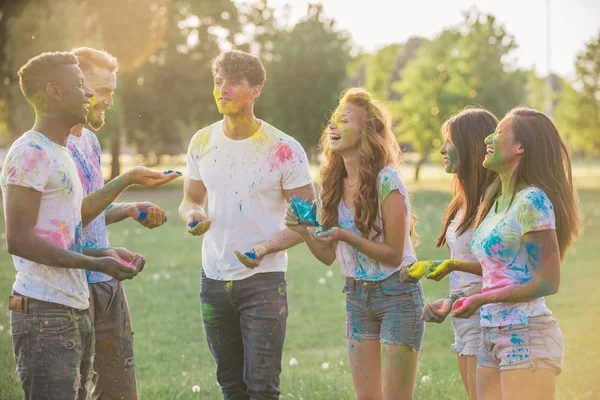 Group Teens Playing Colors Holi Festival Park — Stock Photo, Image