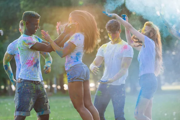 Group Teens Playing Colors Holi Festival Park — Stock Photo, Image