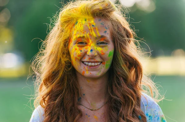 Grupa Nastolatków Grać Kolorów Podczas Festiwalu Holi Parku — Zdjęcie stockowe