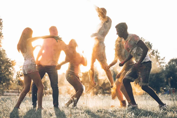 Group Teens Playing Colors Holi Festival Park — Stock Photo, Image