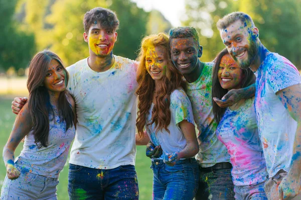 Groep Van Tieners Spelen Met Kleuren Het Holi Festival Een — Stockfoto