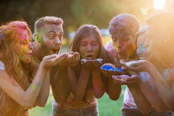 Gruppe Tenåringer Som Leker Med Farger Holifestivalen Park – stockfoto