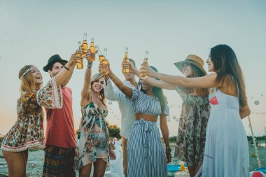 Kutluyor ve sahilde - gençler yaz tatilde eğlenerek arkadaş mutlu grubu