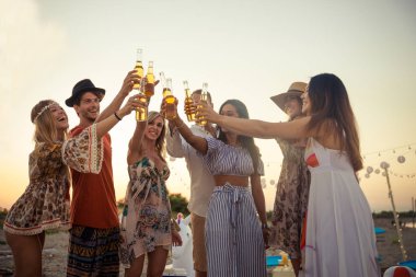 Kutluyor ve sahilde - gençler yaz tatilde eğlenerek arkadaş mutlu grubu