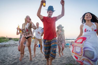 Kutluyor ve sahilde - gençler yaz tatilde eğlenerek arkadaş mutlu grubu