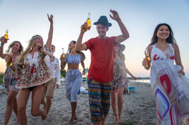 Kutluyor ve sahilde - gençler yaz tatilde eğlenerek arkadaş mutlu grubu