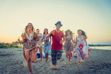 Kutluyor ve sahilde - gençler yaz tatilde eğlenerek arkadaş mutlu grubu