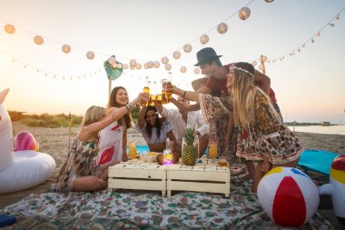 Sahilde - mutlu gençler yaz tatilde plajda piknik arkadaş grubu