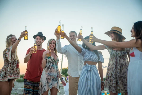 Grupo Feliz Amigos Comemorando Divertindo Praia Jovens Férias Verão — Fotografia de Stock