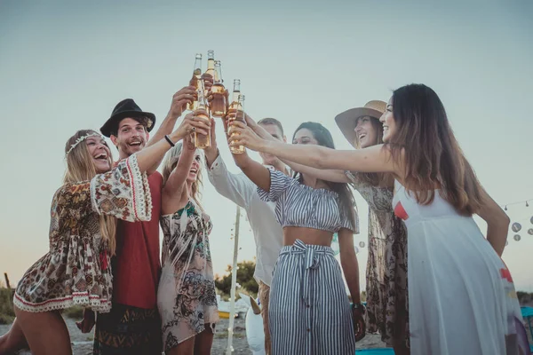 Grupo Feliz Amigos Comemorando Divertindo Praia Jovens Férias Verão — Fotografia de Stock