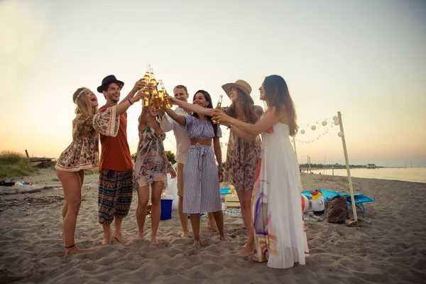 Grupo Feliz Amigos Comemorando Divertindo Praia Jovens Férias Verão — Fotografia de Stock