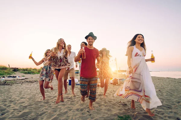 Buon Gruppo Amici Che Festeggiano Divertono Spiaggia Giovani Vacanza Estiva — Foto Stock