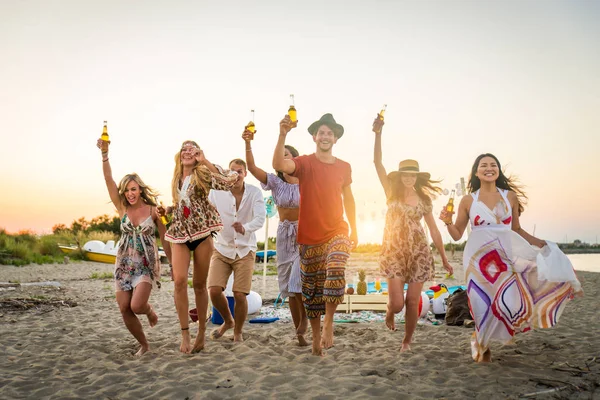 快乐的一群朋友在沙滩上庆祝和玩乐 暑假的年轻人们 — 图库照片