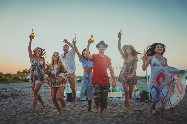 友人を祝うとビーチ 夏の休日に若い人々 に楽しんで幸せなグループ — ストック写真