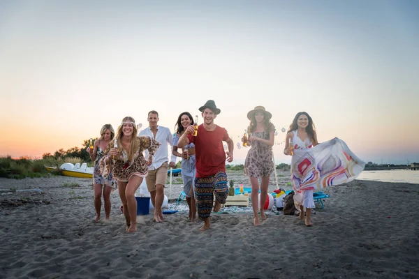 友人を祝うとビーチ 夏の休日に若い人々 に楽しんで幸せなグループ — ストック写真