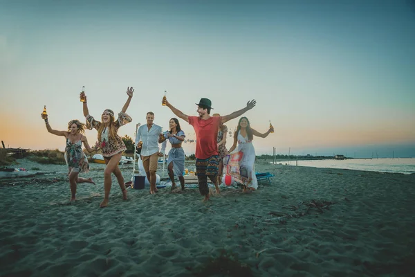 Feliz Grupo Amigos Celebrando Divirtiéndose Playa Jóvenes Vacaciones Verano — Foto de Stock