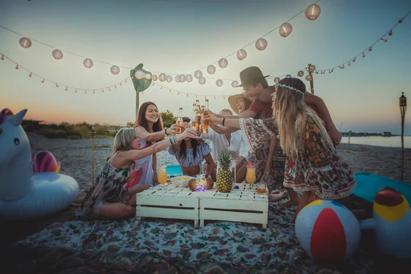 Grupo Amigos Haciendo Picnic Playa Jóvenes Felices Vacaciones Verano Playa — Foto de Stock