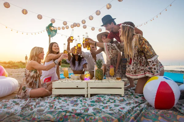 Skupina Přátel Pikniku Pláži Happy Mládež Letní Prázdniny Pláži — Stock fotografie