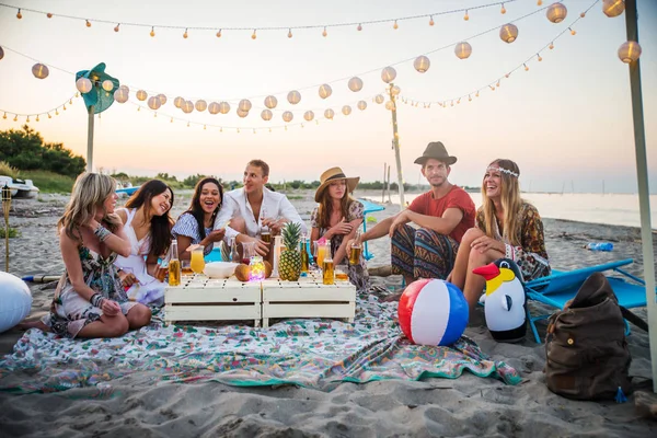 Grupp Vänner Att Picknick Stranden Glada Unga Människor Sommarsemester Stranden — Stockfoto