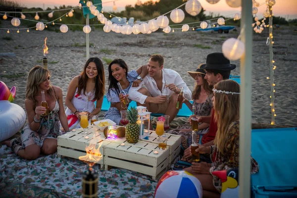 Grupp Vänner Att Picknick Stranden Glada Unga Människor Sommarsemester Stranden — Stockfoto