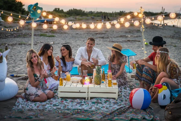 Grupp Vänner Att Picknick Stranden Glada Unga Människor Sommarsemester Stranden — Stockfoto