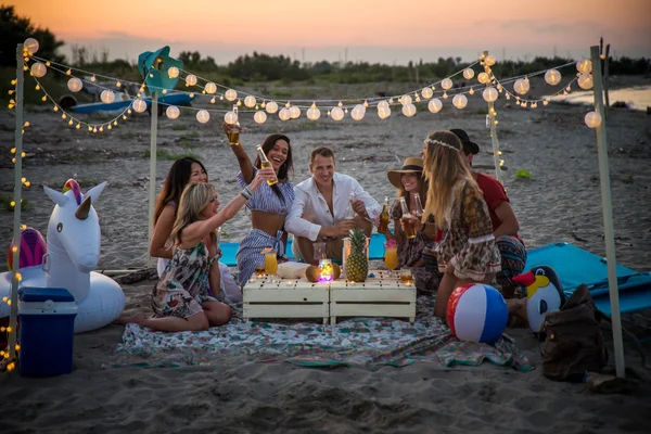 Grupo Amigos Haciendo Picnic Playa Jóvenes Felices Vacaciones Verano Playa — Foto de Stock