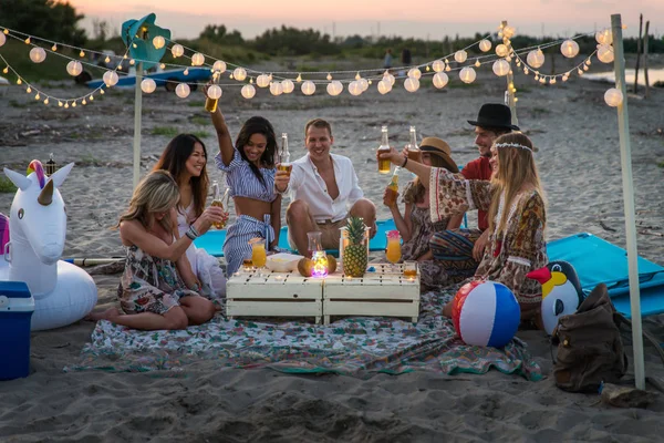 ビーチ ビーチで夏のバケーションに幸せな若い人でピクニックを持っている友人のグループ — ストック写真