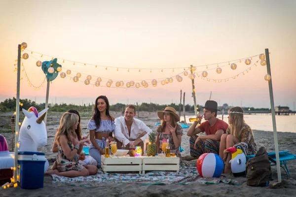 Группа Друзей Устроивших Пикник Пляже Счастливые Молодые Люди Летнем Отдыхе — стоковое фото