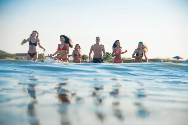 Grupo Amigos Divirtiéndose Mar Jóvenes Felices Vacaciones Verano Playa —  Fotos de Stock