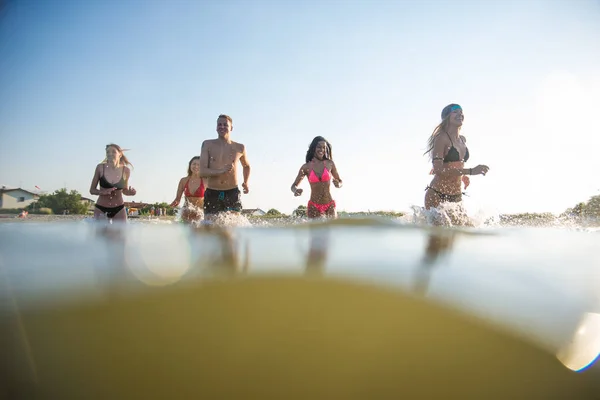 Grupo Amigos Divirtiéndose Mar Jóvenes Felices Vacaciones Verano Playa — Foto de Stock