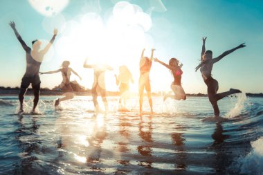 Denizde - mutlu gençler yaz tatilde plajda eğlenmek arkadaş grubu