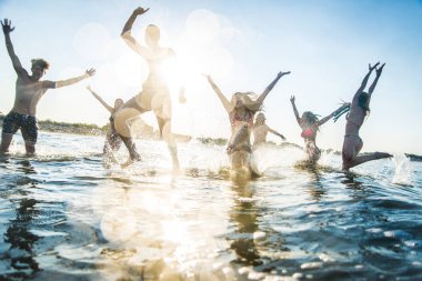 Denizde - mutlu gençler yaz tatilde plajda eğlenmek arkadaş grubu