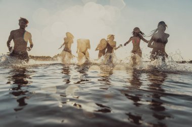 Denizde - mutlu gençler yaz tatilde plajda eğlenmek arkadaş grubu