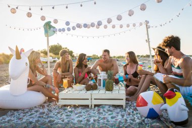 Sahilde - mutlu gençler yaz tatilde plajda piknik arkadaş grubu