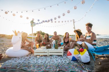 Sahilde - mutlu gençler yaz tatilde plajda piknik arkadaş grubu