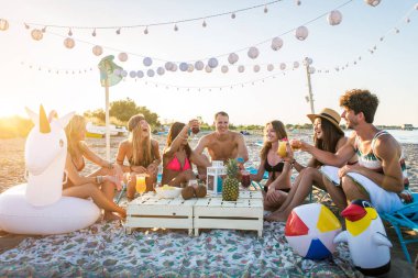 Sahilde - mutlu gençler yaz tatilde plajda piknik arkadaş grubu