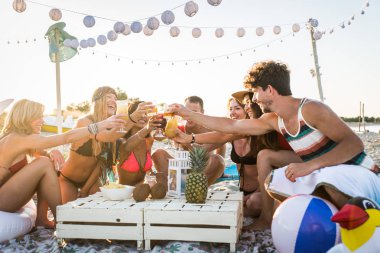 Sahilde - mutlu gençler yaz tatilde plajda piknik arkadaş grubu