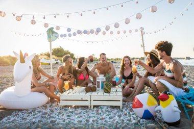 Sahilde - mutlu gençler yaz tatilde plajda piknik arkadaş grubu