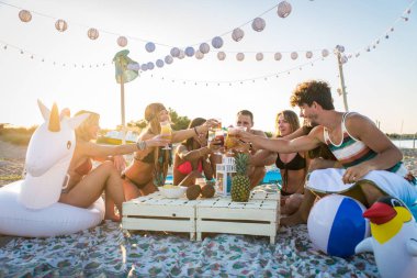 Sahilde - mutlu gençler yaz tatilde plajda piknik arkadaş grubu
