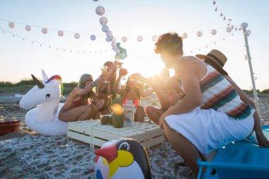 Sahilde - mutlu gençler yaz tatilde plajda piknik arkadaş grubu
