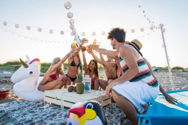 Sahilde - mutlu gençler yaz tatilde plajda piknik arkadaş grubu