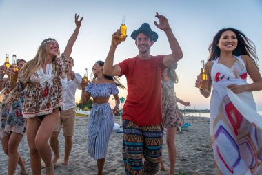 Kutluyor ve sahilde - gençler yaz tatilde eğlenerek arkadaş mutlu grubu