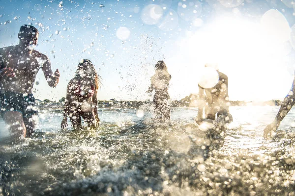 Gruppe Von Freunden Die Spaß Meer Haben Glückliche Junge Leute — Stockfoto