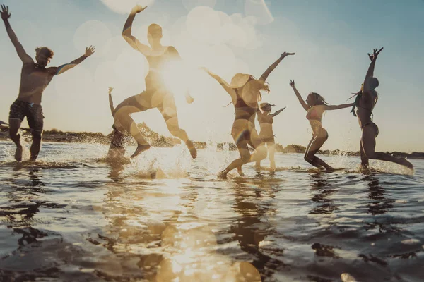 Grupo Amigos Divertindo Mar Jovens Felizes Férias Verão Praia — Fotografia de Stock